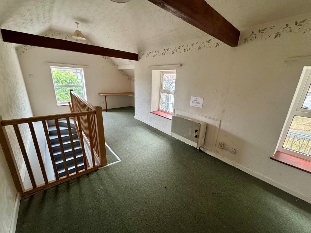 Lot: 98 - ATTRACTIVE CHURCH WITH POTENTIAL - First floor